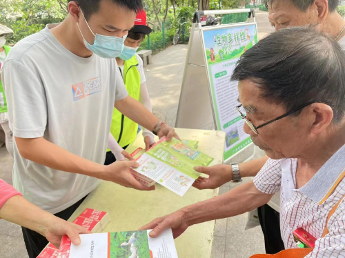 工作人员发放宣传材料1.jpg