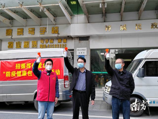 随着笛声鸣起,载满健康包的货车开始拉往各镇街发放点。 南方+ 李晓莉 拍摄 随着笛声鸣起,载满健康包的货车开始拉往各镇街发放点。 南方+ 李晓莉 拍摄