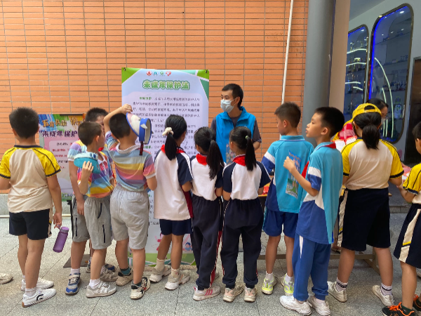 人民街未成年人保护工作站开展关爱未成年人系列活动