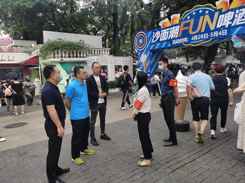 (图:沙面街道党工委书记韦庆贤带队开展“五一”期间啤酒节现场安全生产、消防安全检查).png
