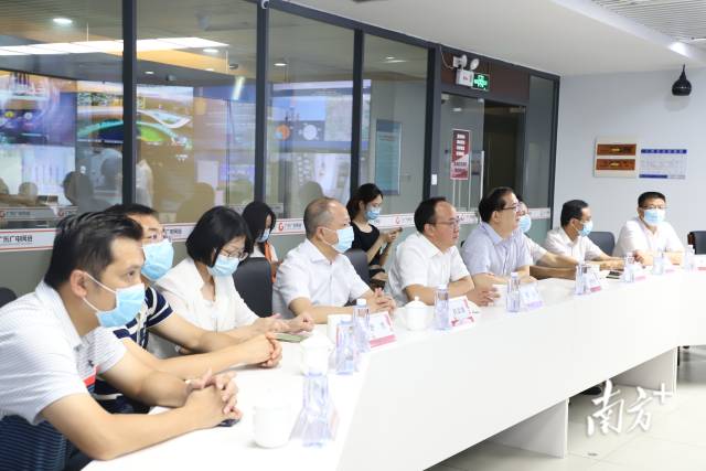 签约仪式前,佛山市教育局领导参观了佛山市应急广播指挥中心和佛山广电网络监督调度平台。