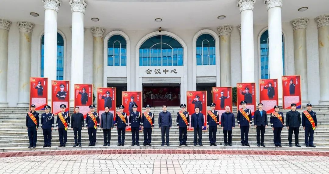 市委常委、顺德区委书记刘智勇,市公安局党委副书记、常务副局长林干等领导会前接见公安功模代表(顺德区公安局供图) 图片