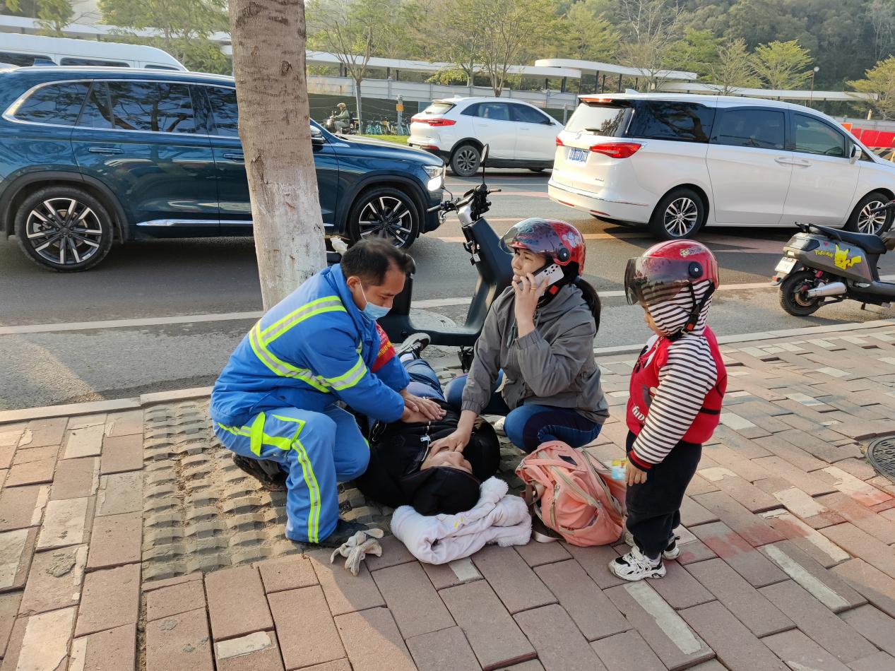 F:\宣传\2023\突遇路人昏厥，环卫工人热心相助\图片.jpg图片