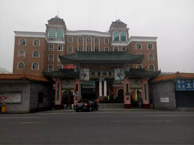 高明区明城新东洲中学举行钥匙交接仪式，正式启用