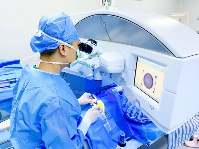 走近眼科医生》特辑 | 屈光科医生黄志昌：二十余年执一事，重塑清晰视界