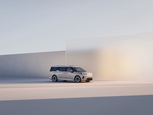 沃尔沃EM90全球首发：纯电豪华MPV引领潮流！