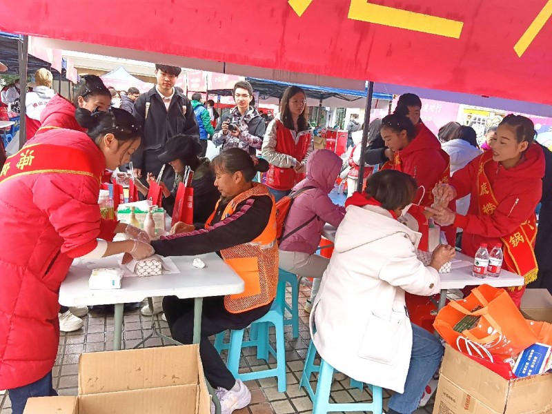 温暖如春：海底捞佛山大信新都汇店的雷锋月特别行动