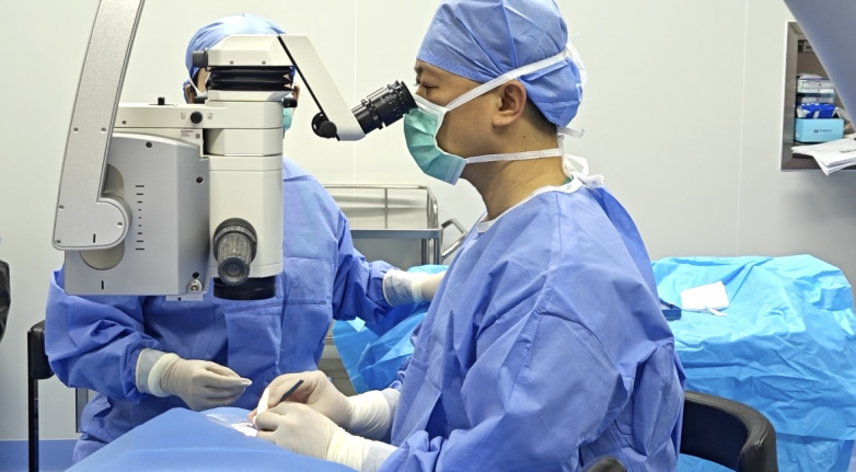 顺德爱尔眼科医院飞秒ICL晶体植入术顺利开展， 智能无刀为近视朋友高清视界护航！