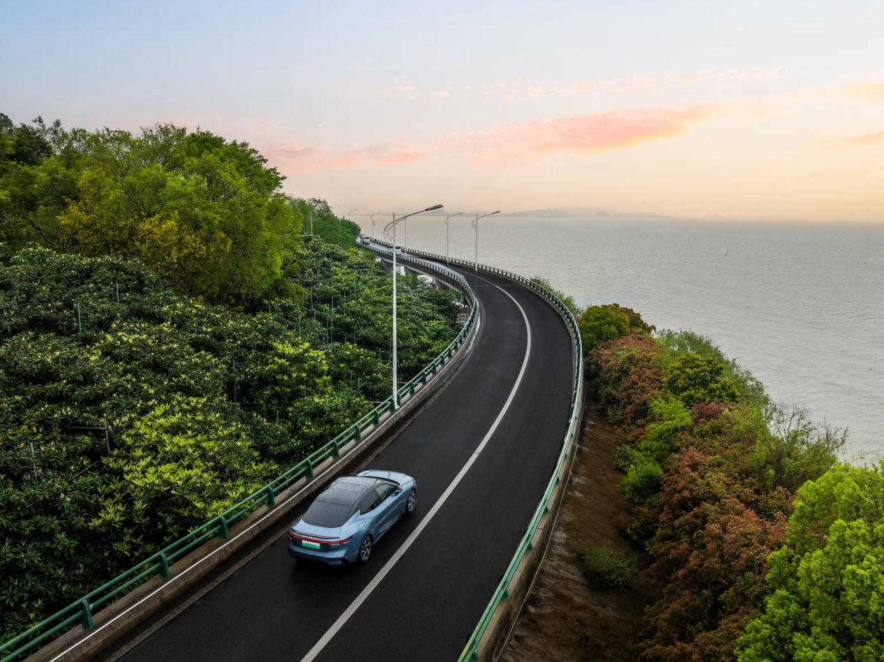 领克07 EM-P通关托底后高空坠落挑战，以超标安全打造插混轿车安全新标准