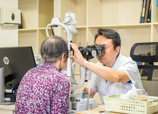 李志辉副院长做客顺德电台《面对面访谈》，分享深耕顺德眼病30年的心路历程