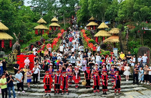 抛绣球、背新娘、火把巡游！千年瑶寨非遗婚俗体验全攻略来了