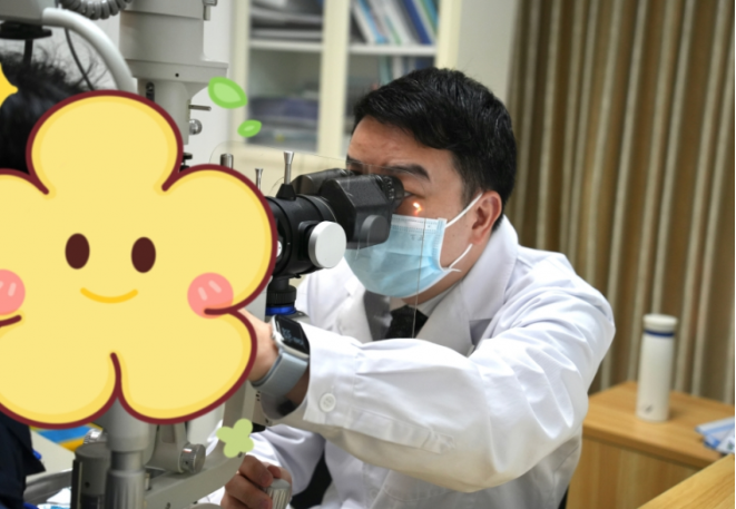 角膜塑形镜（OK镜）与阿托品联合使用，双管齐下，10岁女孩的近视防控效果显著提升