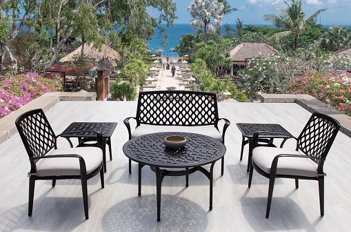 夏日庭院焕新：户外家具选材与搭配全攻略