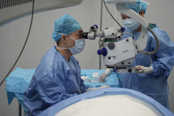 近视500度，在佛山爱尔成功实施全光塑近视矫正，术后双眼视力1.0！